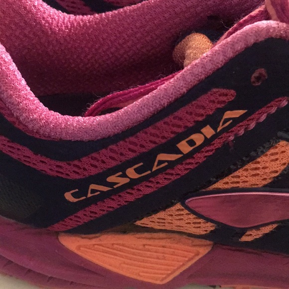 Brooks Cascadia sneakers, navy blue and pink, size 6.5. - Picture 3 of 7